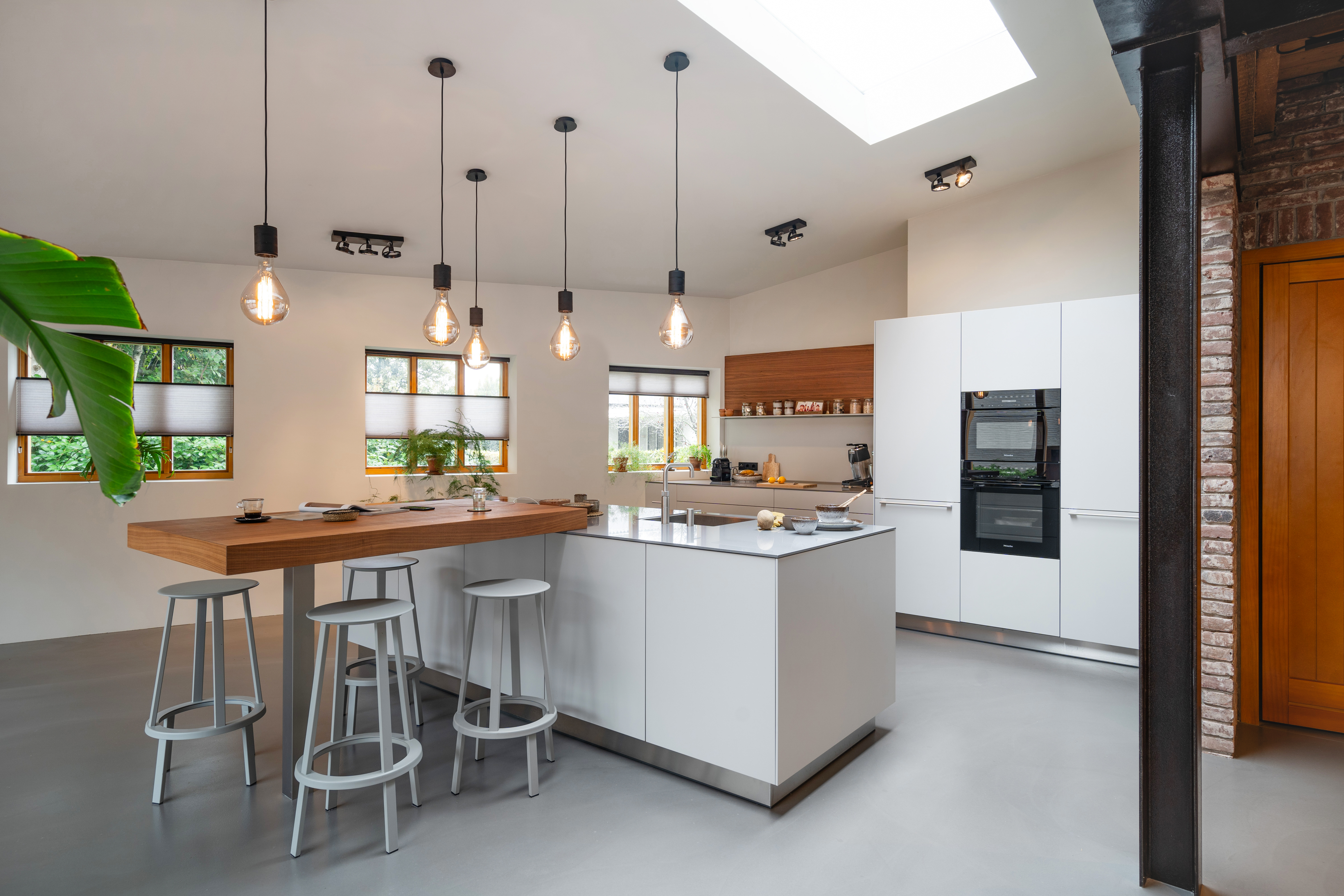 industriële keuken in platina grijs met noten bar en achterwand, foto 3